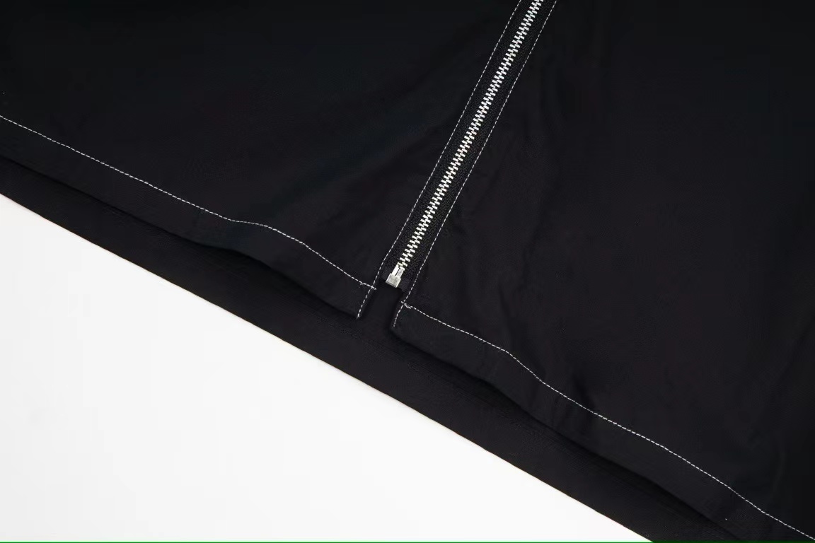 Prada 23SS New Suture Shirts: Cosmopolitan Design with Light-Burning Triangle Line Structure - 图片 8