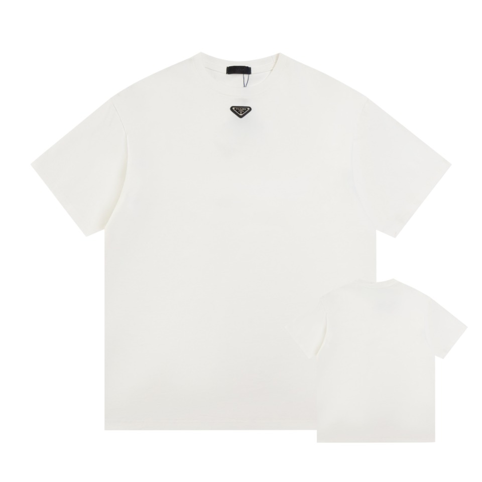 yqdwj Prada 普拉达24ss新款 三角金属标T恤 男女同款 现货发售精选棉质面料，上身舒适有型。胸前三角金属标，细节度满满！罗纹拼接圆领，简约却不简单，两色入，百搭单品必入系列颜色：黑色 白色尺码：XS-L