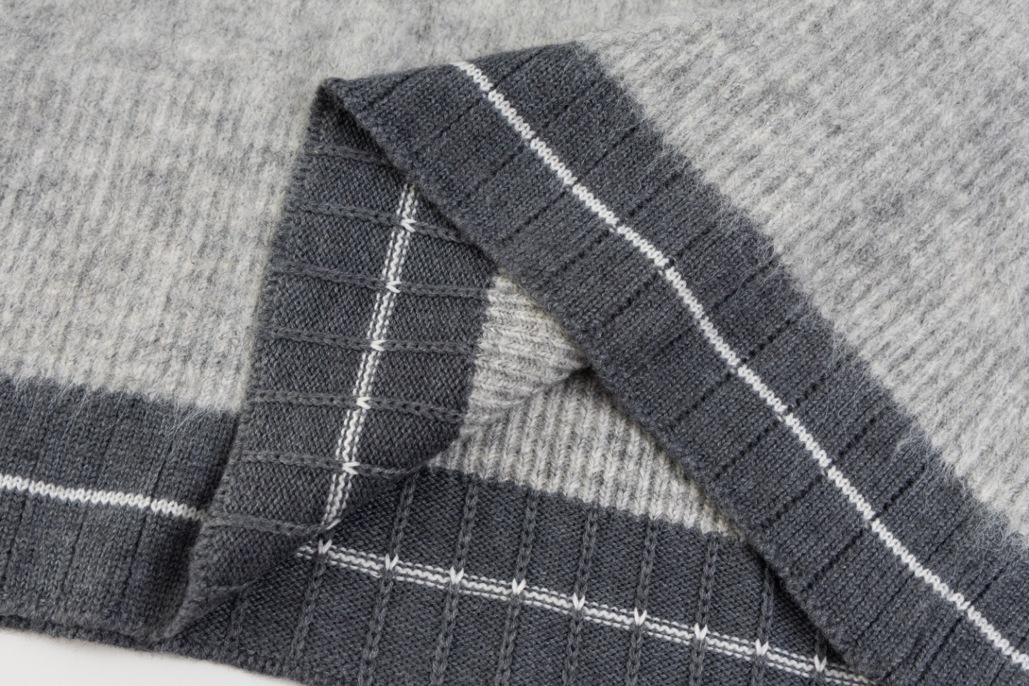 22FW GVC Lettered Sweater: Nozzle Comparison and Market Mapping in Grey, XS-L Sizes - 图片 8